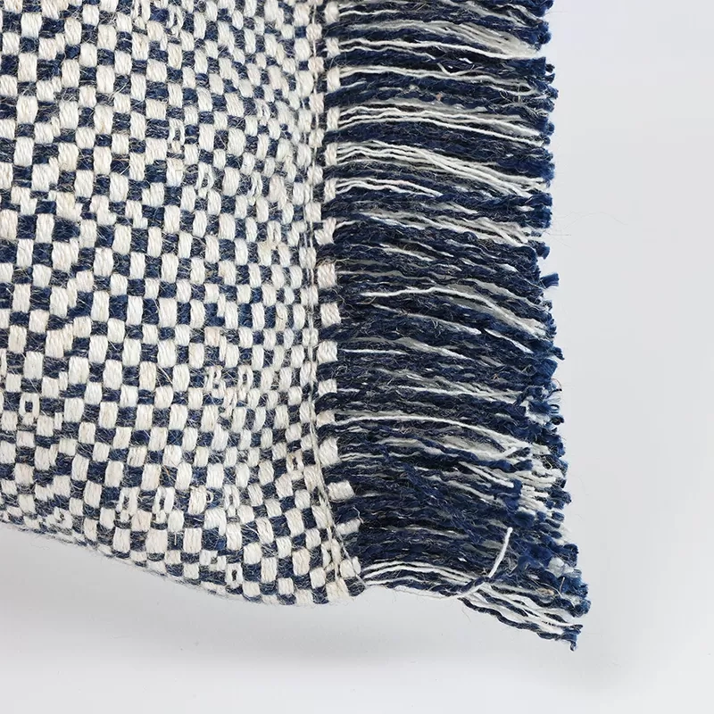 Poduszka dekoracyjna 30x50 granatowa – PERU | Davis Home