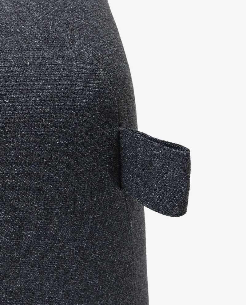 Pufa CALMA ciemnoszara – stabilność, siła, ponadczasowy styl