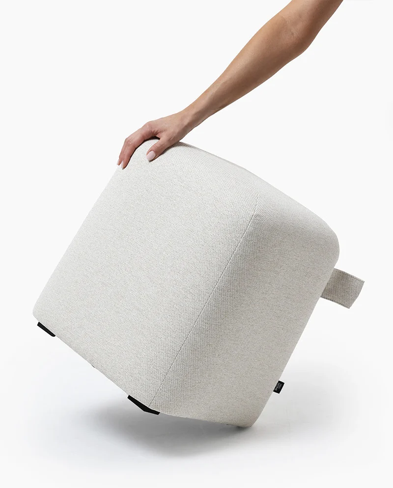 Pufa CALMA jasno beżowa – subtelność, harmonia, elegancja