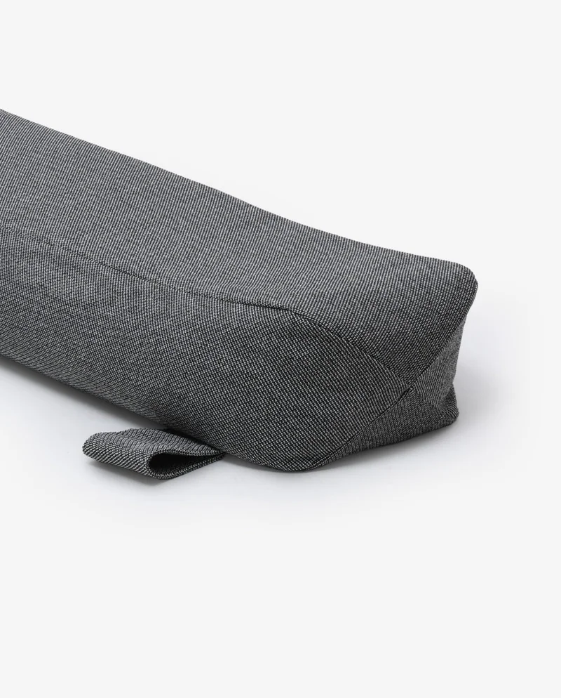 Wałek do jogi i medytacji CALMA biało-czarny – harmonia, ergonomia, łuska gryczana