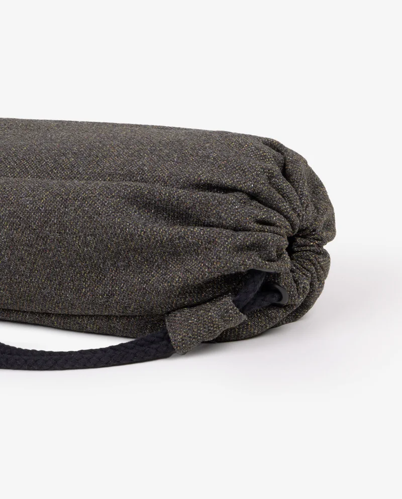 Pokrowiec na matę do jogi CALMA brązowy – naturalność, ciepło, stabilność