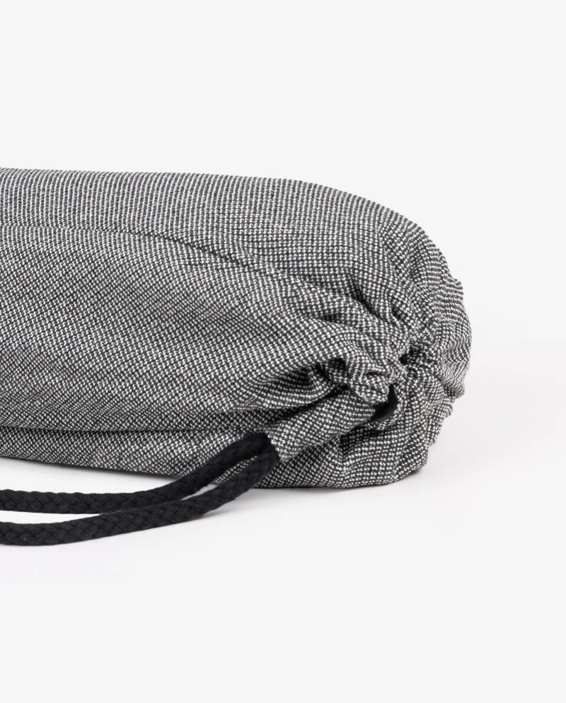 Pokrowiec na matę do jogi CALMA czarno-biały – kontrast, harmonia, elegancja