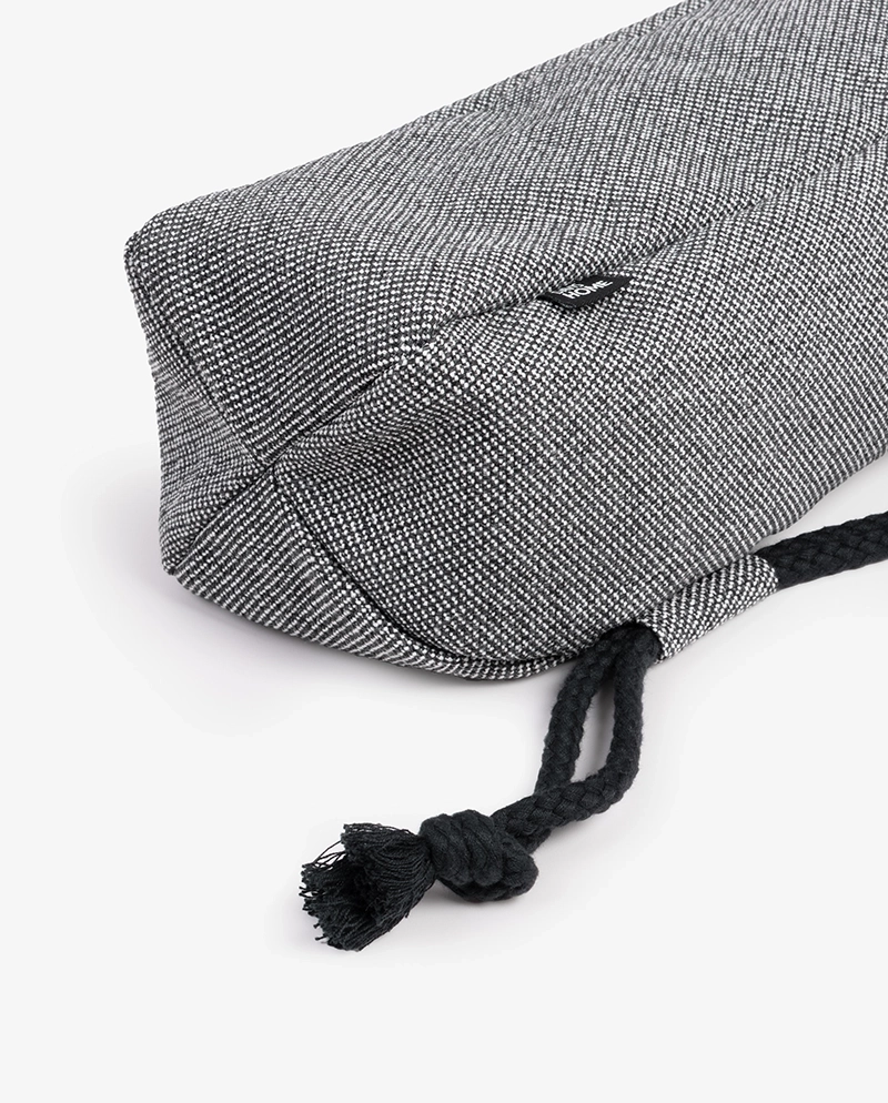 Pokrowiec na matę do jogi CALMA czarno-biały – kontrast, harmonia, elegancja